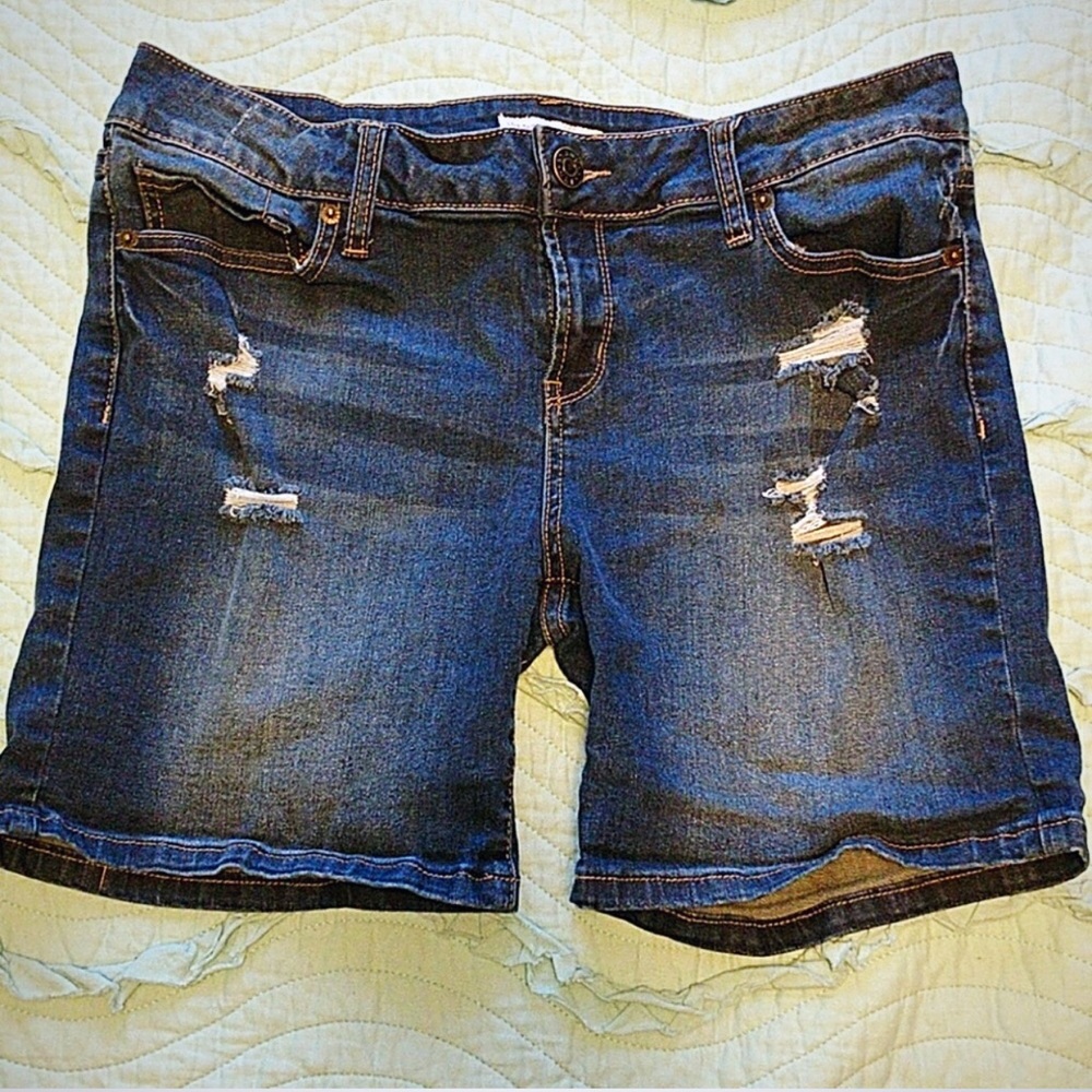 Guess Midi Shorts. Women’s Size 31.